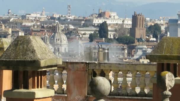 冒烟的烟囱，在罗马 — 图库视频影像