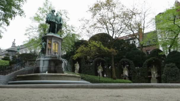 Las estatuas en honor a los condes de Egmont y Hornes — Vídeo de stock