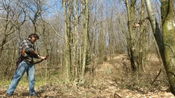 Mann schießt mit Recurvebogen — Stockvideo