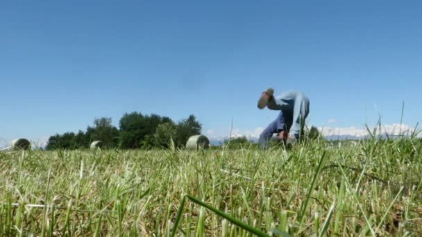 Hombre haciendo volteretas — Vídeos de Stock