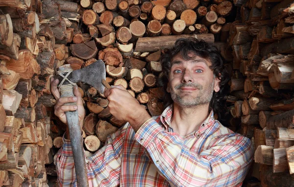 Holzfäller schärft die Axt — Stockfoto