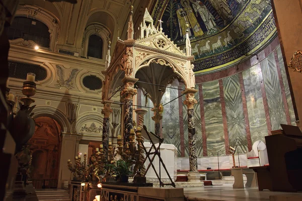 Baldakijn van de basiliek van Santa cecilia in rome, Italië — Stockfoto