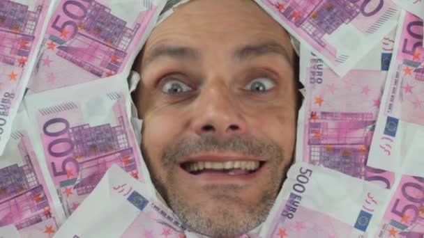 Чоловік під банкнотами євро — стокове відео