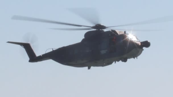 Вертолет во время мероприятия — стоковое видео