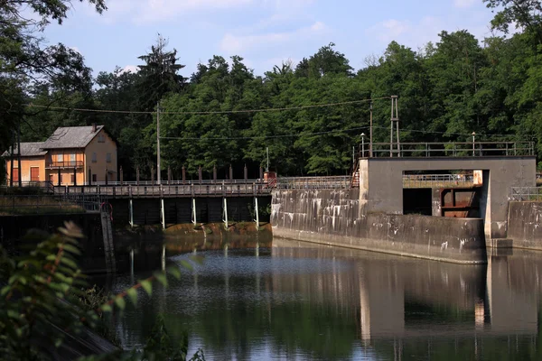 Ticino Nehri üzerinde baraj — Stok fotoğraf