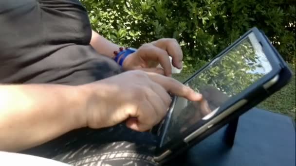 Volwassen vrouw met behulp van digitale tablet — Stockvideo