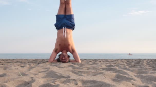 Hombre de yoga en la playa — Vídeo de stock