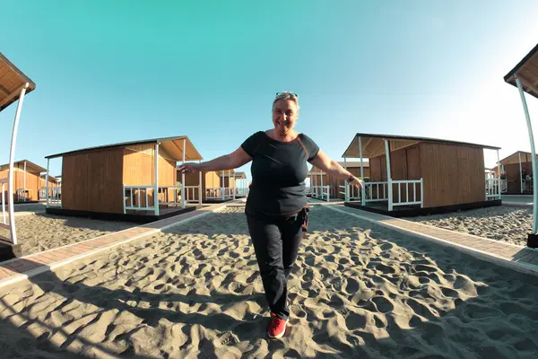 Gelukkige vrouw aan het strand — Stockfoto