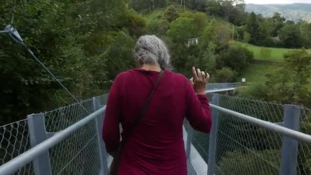 Valle Blenio Ελβετία Ώριμη Γυναίκα Περπατώντας Πάνω Από Πεζογέφυρα Προς — Αρχείο Βίντεο