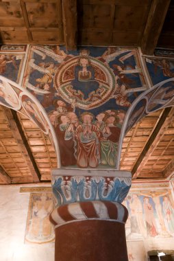 VALLE DI BLENIO, SWitzerland - 18 Eylül 2021: Roma Kilisesi San Carlo sütunun üzerindeki antik resim