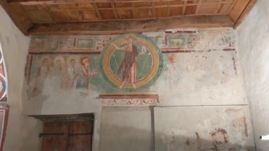 VALLE DI BLENIO, SWitness ZERLAND - 18 Eylül 2021: Roma Kilisesi San Carlo, antik çağlardaki tablolar