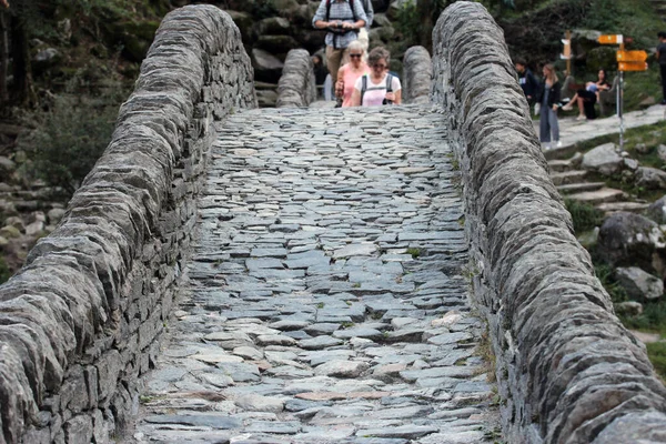 Lavertezzo Schweiz Defokussierte Menschen Auf Der Wunderschönen Zweibogigen Steinbrücke Ponte — Stockfoto