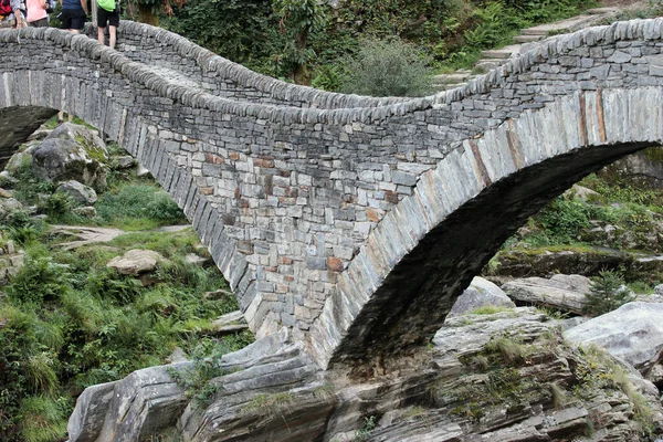 Lavertezzo Suíça Pessoas Desfrutam Magnífica Ponte Pedra Arco Duplo Ponte — Fotografia de Stock