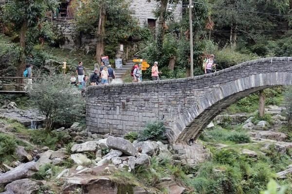 Lavertezzo Suisse Septembre 2021 Les Gens Profitent Magnifique Pont Pierre — Photo