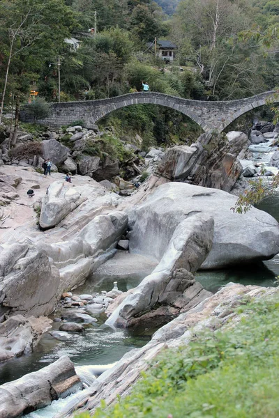 スイス ラベルテッツォ 2021年9月17日 人々はVerzasca川の壮大な二重アーチ式の石造りの橋Ponte Dei Saltiを楽しんでいます — ストック写真