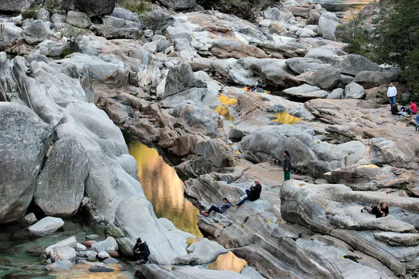 Lavertezzo Schweiz September 2021 Menschen Späten Nachmittag Entlang Des Flusses — Stockfoto