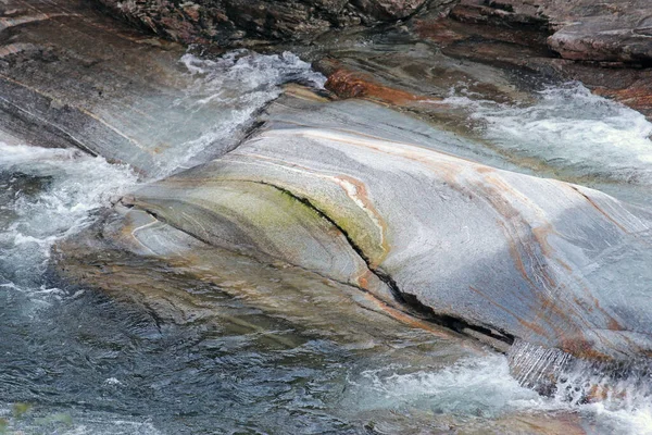 Lavertezzo Switzerland Verzasca河清澈水中的岩石形成 — 图库照片