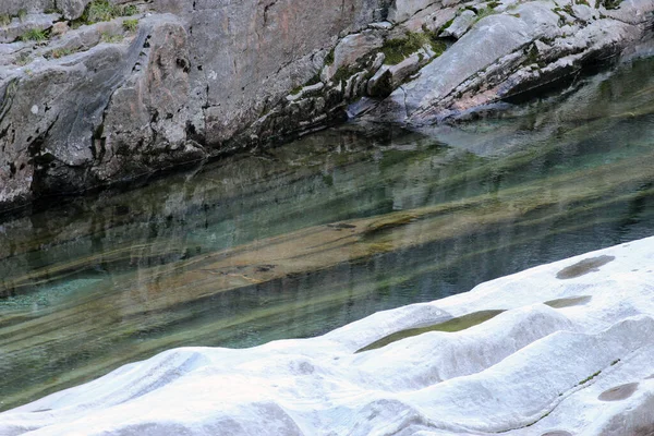 Lavertezzo Suíça Formações Rochosas Nas Águas Límpidas Rio Verzasca — Fotografia de Stock