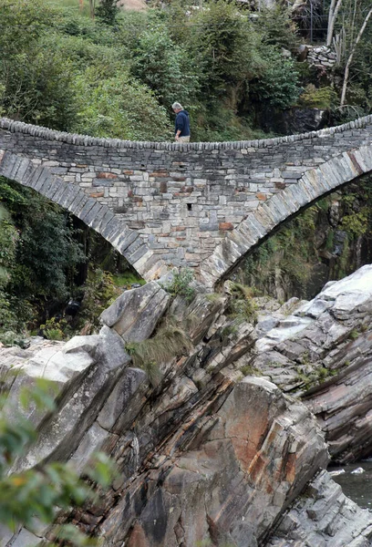 Lavertezzo Suiza Septiembre 2021 Hombre Magnífico Puente Piedra Doble Arco —  Fotos de Stock