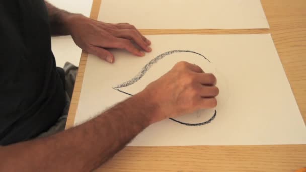 Houtskool Kunstenaar Aan Het Werk Zijn Atelier — Stockvideo