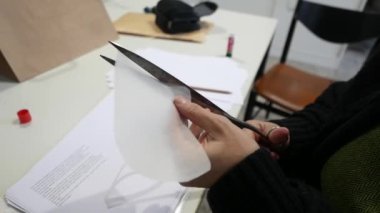 Evrak işleri, grafik stüdyosunda kağıt kesme.