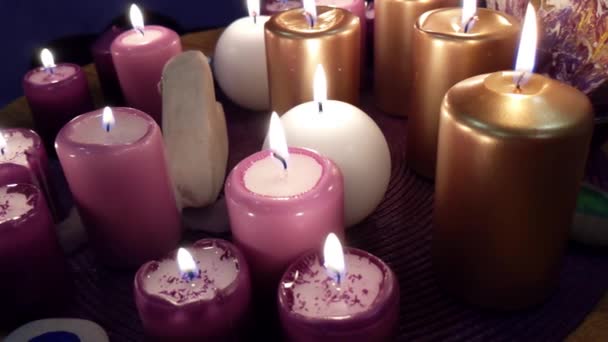 Στρογγυλό Τραπέζι Καλυμμένο Από Όμορφα Πολύχρωμα Κεριά — Αρχείο Βίντεο