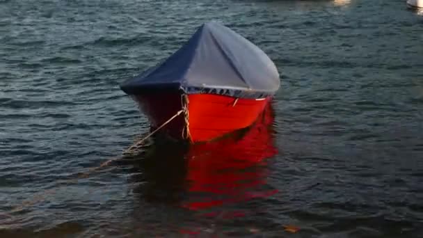 恒久的な係留で古典的な赤い小型ボート — ストック動画