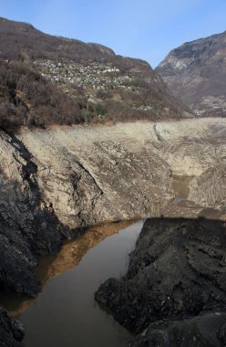 Verzasca Barajı İsviçre Ticino 'da neredeyse bomboş kaldı.