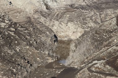 Verzasca Barajı 'nda yürüyen insanlar neredeyse bomboş kaldı, Ticino, İsviçre
