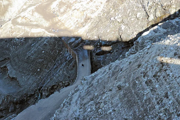 Verzasca Barajı Nda Yürüyen Insanlar Neredeyse Bomboş Kaldı Ticino Sviçre — Stok fotoğraf