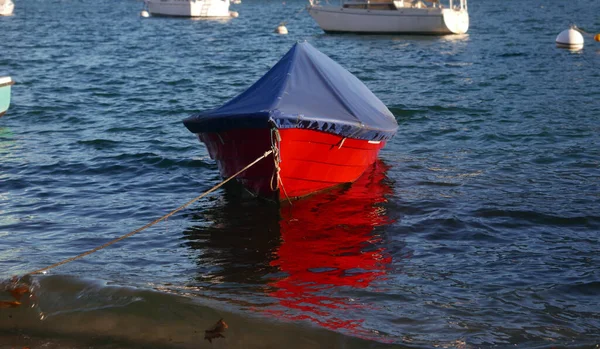 Klassieke Rode Kleine Boot Permanente Ligplaats — Stockfoto