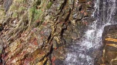 Renkli taşlı İsviçre Alp Şelalesi