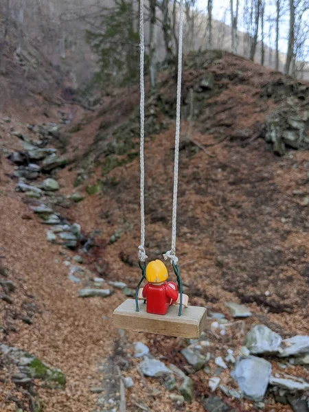 Swing Toy Sur Une Branche Dans Paysage Alpin — Photo