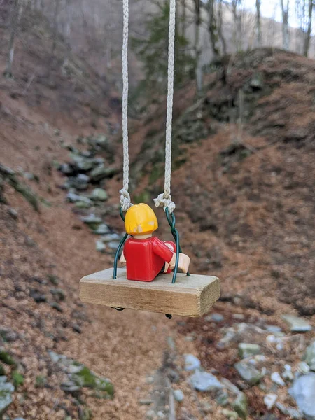 Swing Toy Sur Une Branche Dans Paysage Alpin — Photo