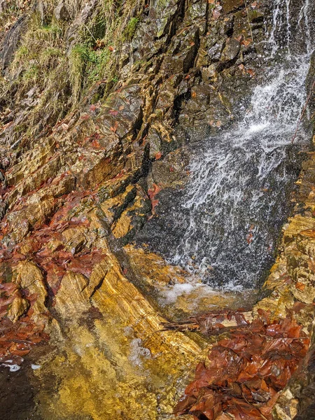 瑞士高山瀑布 岩石五彩斑斓 — 图库照片