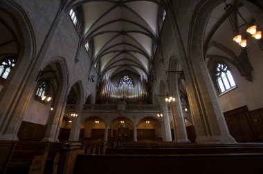 Fraumunster Kilisesi 'nin iç mekanı, Marc Chagall tarafından yapılmış vitraylı pencereleri, İsviçre, Zürih' te.