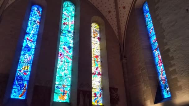 Zürich Schweiz März 2022 Das Innere Der Frauenkirche Mit Glasfenstern — Stockvideo