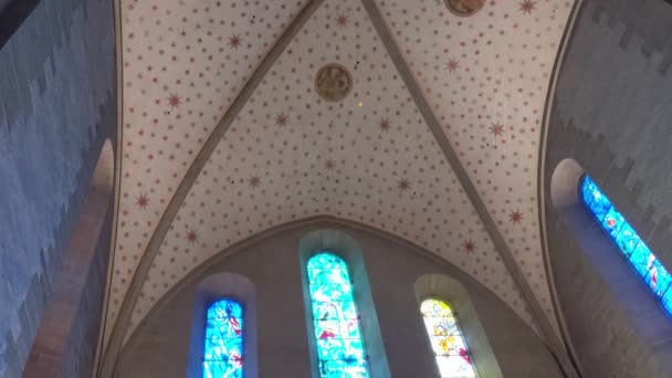 Zurich Switzerland 2022年3月17日 弗劳门斯特教堂内部 有马克 查格尔的彩色玻璃窗户 — 图库视频影像