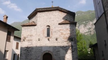 RIVA SAN VITALE, SWitzERLAND - 29 Nisan 2022: Romanesk Baptistery dış görünüş