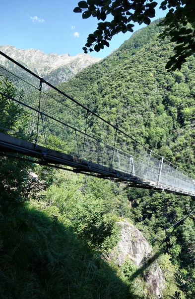 Ponte Tibetano Lungo 270 Metri Sulla Frastagliata Valle Che Separa — Foto Stock