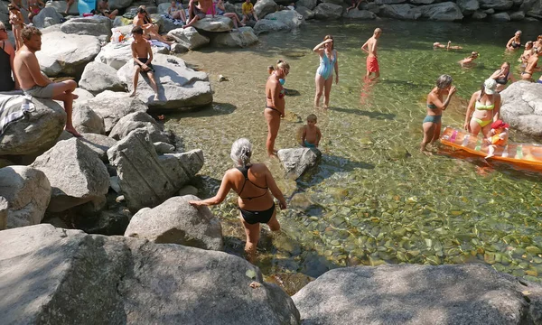 Osogna Switzerland August 2022 People Enjoy Natural Pool Osogna Waterfall — Stock Photo, Image