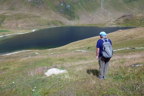 Swiss Alps Unrecognizable Lady Walks Alpine Lake — ストック写真