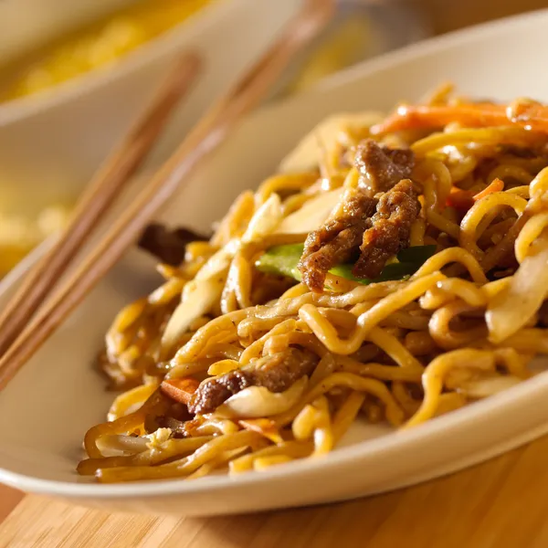Chinees eten - rundvlees lo mein — Stockfoto