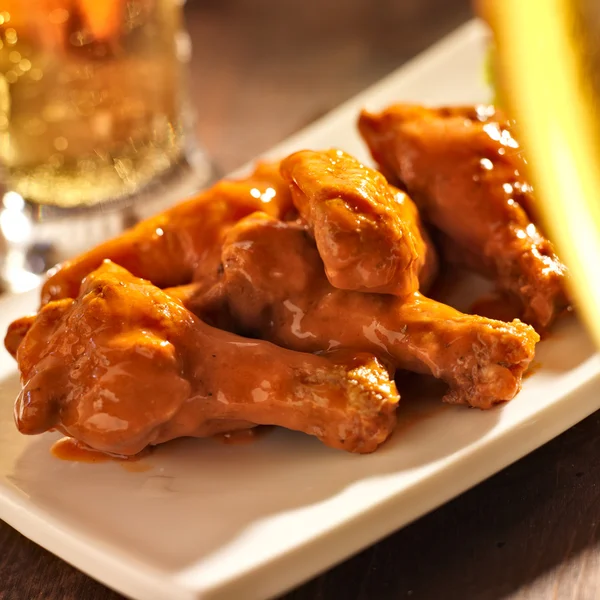 Buffalo chicken wings with beer — Stock Photo, Image