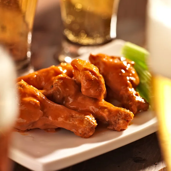 Cerveza y alas de pollo — Foto de Stock