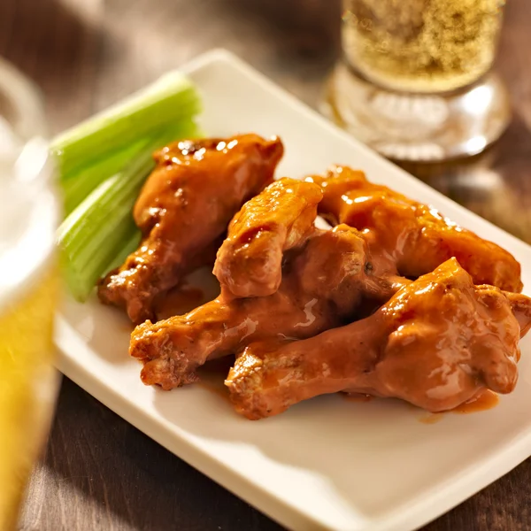 Öl och kyckling vingar — Stockfoto