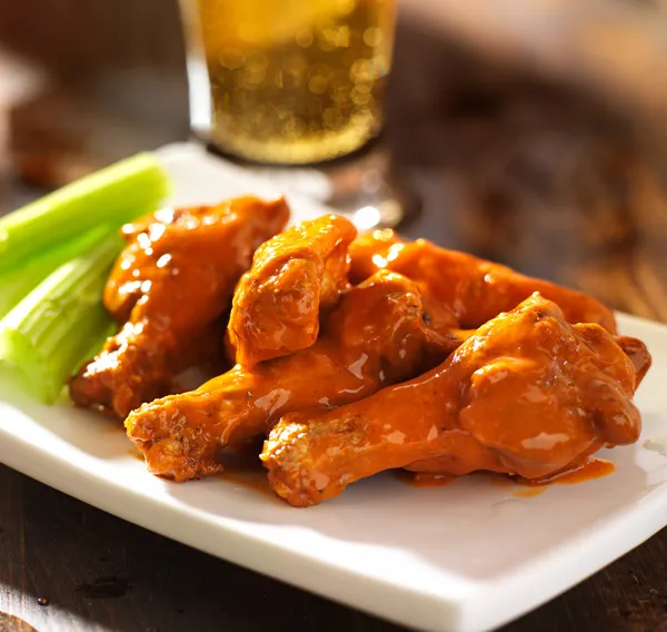 Beer and chicken wings — Stock Photo, Image