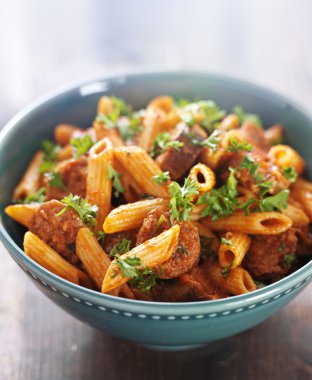 Sosisli makarna rigatoni kase