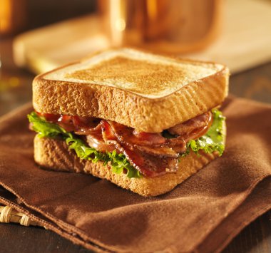 BLT bacon marul domates sandviç peçeteye