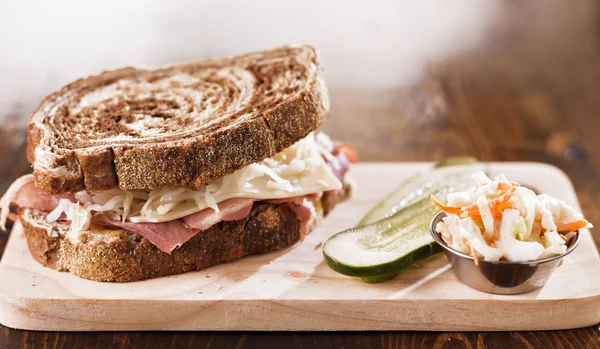 Бутерброд Рубен з кошерним кропом з солінням та косооким — стокове фото